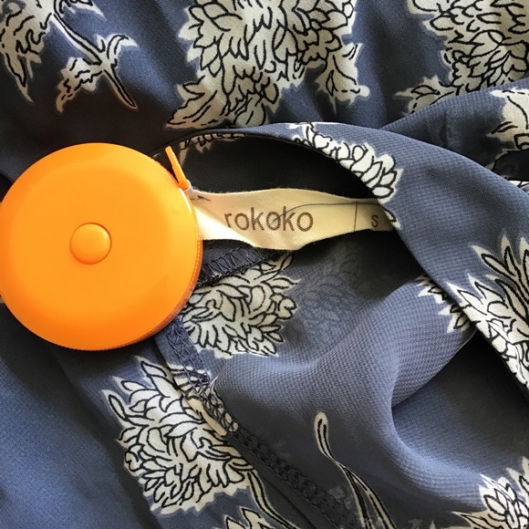 Rokoko dusty greyish blue dress with white floral print. Short sleeve. - Picture 3 of 6